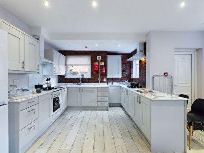 8 Bedroom House To Rent In Molyneux Road, L6