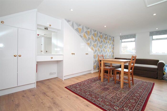 Studio To Rent In Park Avenue, London, N13