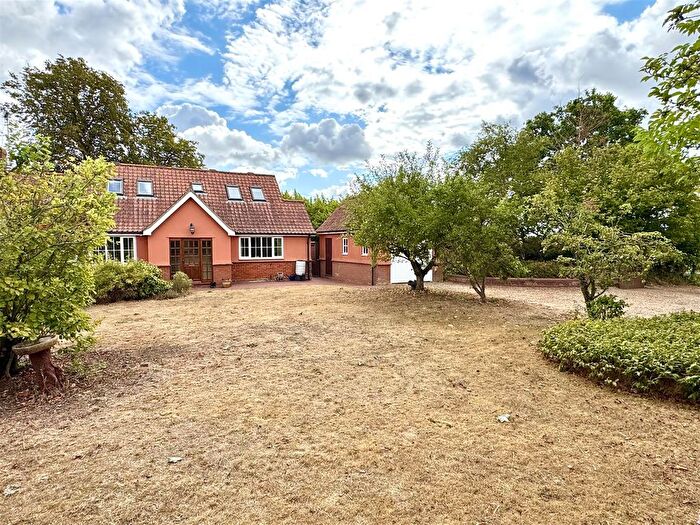 3 Bedroom Chalet For Sale In Bentley, Ipswich, IP9