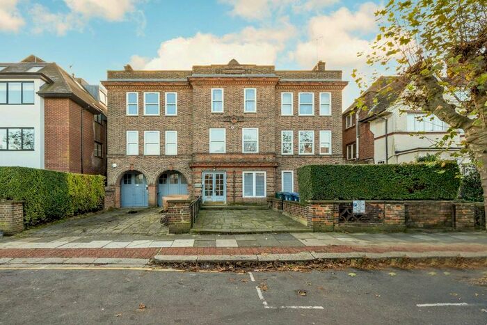 2 Bedroom Flat To Rent In Woodstock Road, London, NW11