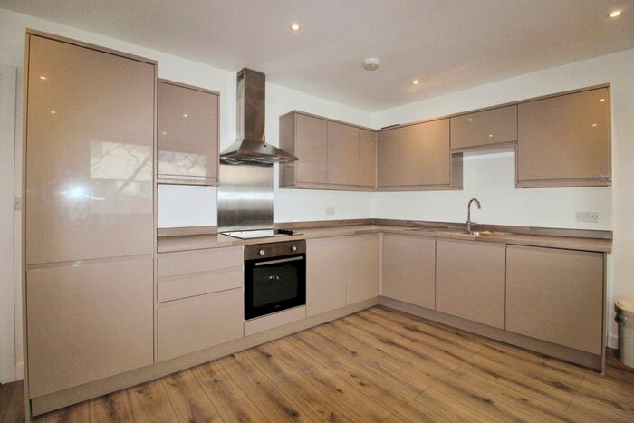 2 Bedroom Flat To Rent In Uxbridge Road, West Ealing, Ealing, London, W13
