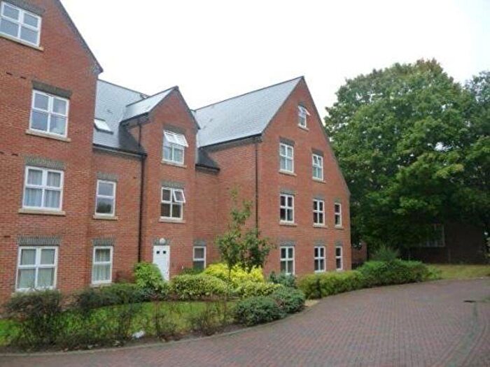 3 Bedroom Flat To Rent In Crowthorne, , Heath Hill Road, RG45