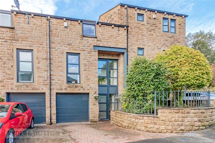 3 Bedroom Town House For Sale In Tamewater Court, Dobcross, OL3