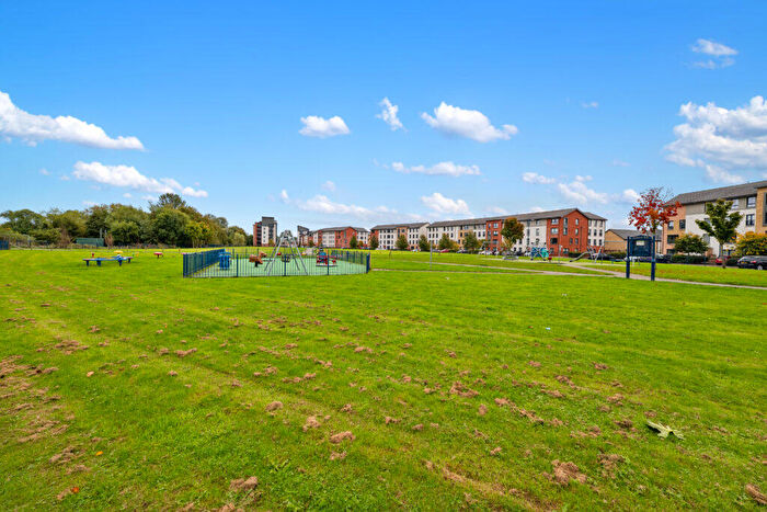 2 Bedroom Apartment For Sale In Richmond Park Gardens, Oatlands, G5