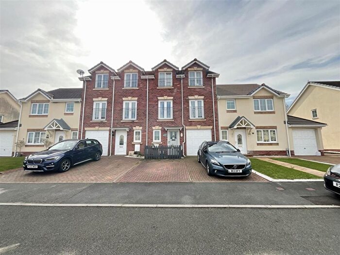 4 Bedroom Town House For Sale In Clos Y Gerddi, Bynea, Llanelli, SA14