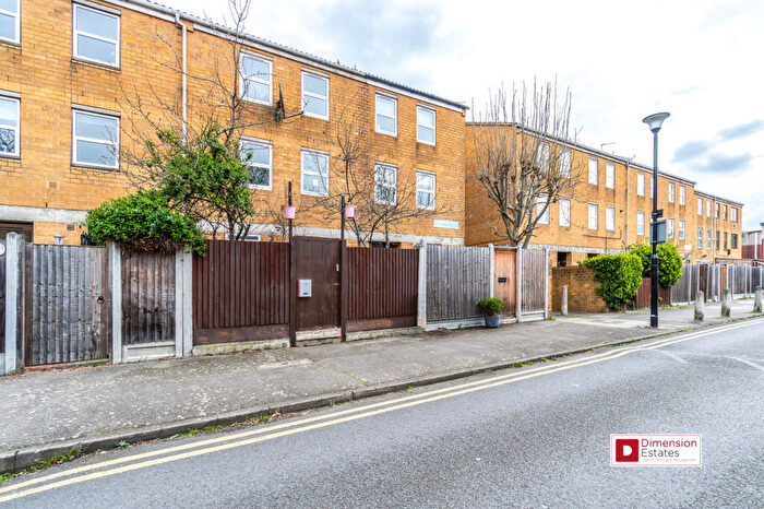 3 Bedroom Maisonette To Rent In Caldecott Way, Lower Clapton, Hackney, E5
