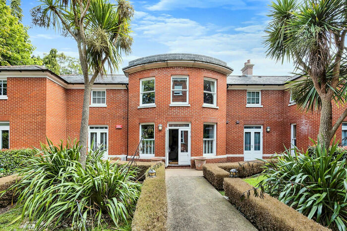 2 Bedroom Apartment For Sale In New Dover Road, Canterbury, CT1