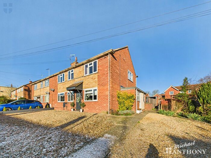 2 Bedroom Maisonette For Sale In Intalbury Avenue, Aylesbury, Buckinghamshire, HP19