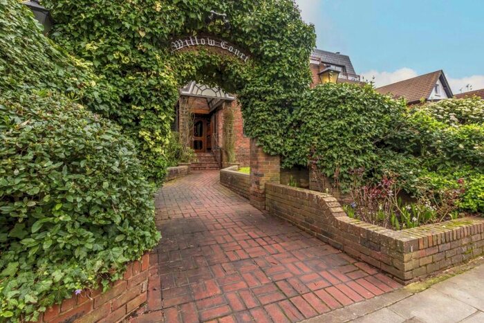 2 Bedroom Flat To Rent In Woodside Grange Road, North Finchley, N12