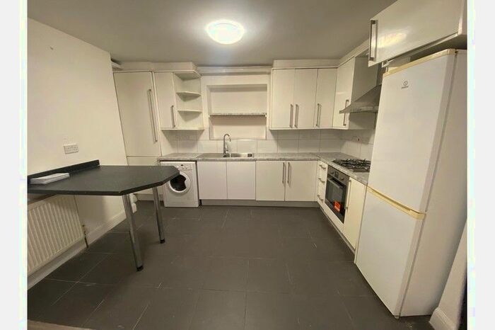 3 Bedroom Flat To Rent In Canterbury Road, Croydon, Surrey, CR0