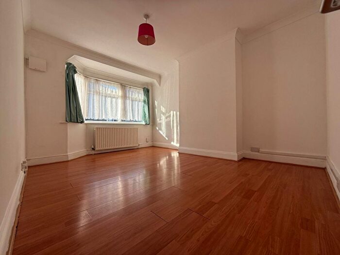 2 Bedroom Maisonette To Rent In Oakleigh Close, London, N20