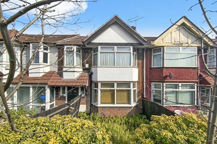 3 Bedroom Flat For Sale In Western Avenue, London, W3