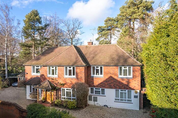 4 Bedroom Detached House For Sale In Dinorben Avenue, Fleet, GU52