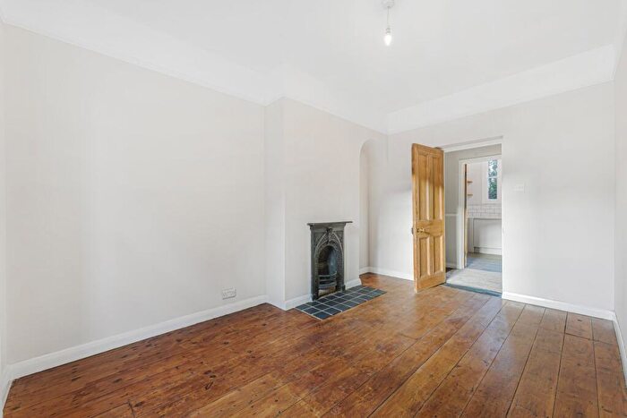 2 Bedroom Flat For Sale In Gibson Gardens, Stoke Newington, N16