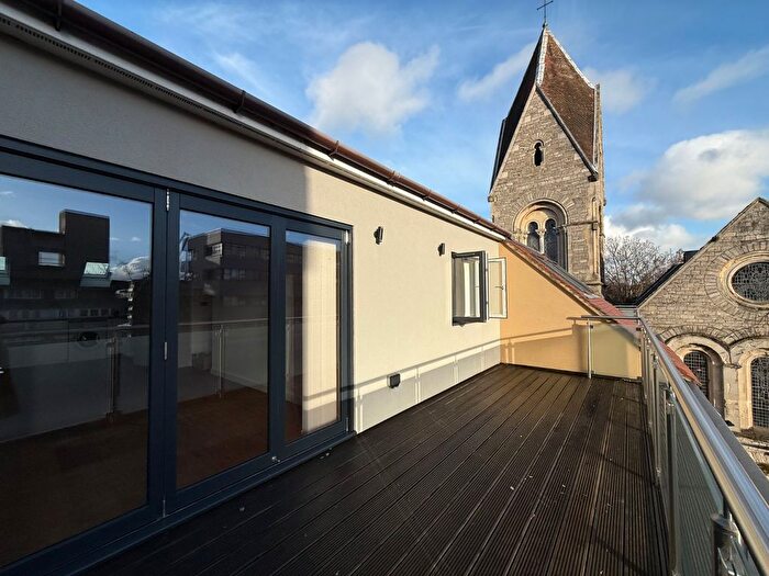 2 Bedroom Flat To Rent In Commercial Road, Southampton, Hampshire, SO15