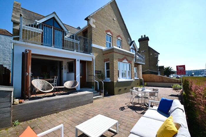 4 Bedroom Detached House For Sale In Esplanade, East Cowes, Isle Of Wight, PO32