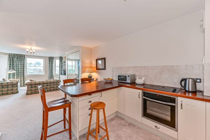 1 Bedroom Flat To Rent In Riverside Court, Nine Elms, London, SW8