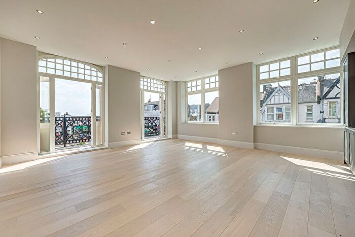 2 Bedroom Flat To Rent In Broadway, Leigh-On-Sea, SS9
