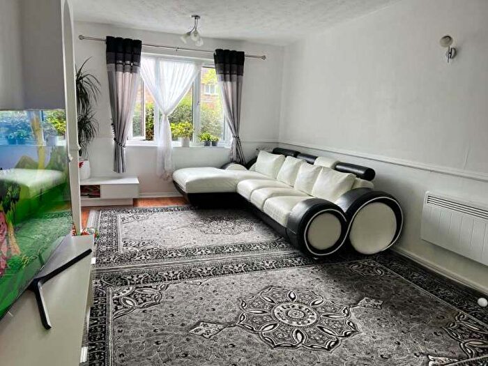 2 Bedroom Flat To Rent In Sapphire Close, Dagenham, RM8