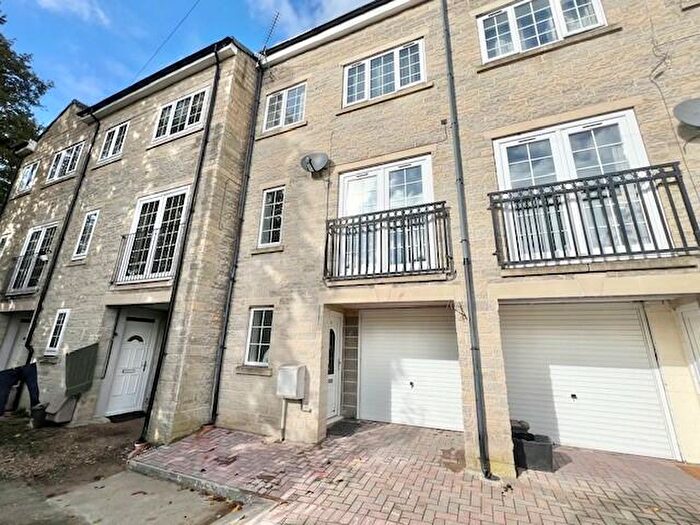 3 Bedroom House To Rent In Carrholme Court, Halifax, HX1