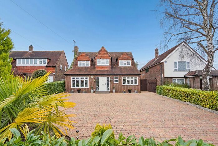 4 Bedroom Detached House For Sale In Beacon Way, Rickmansworth, Herts, WD3