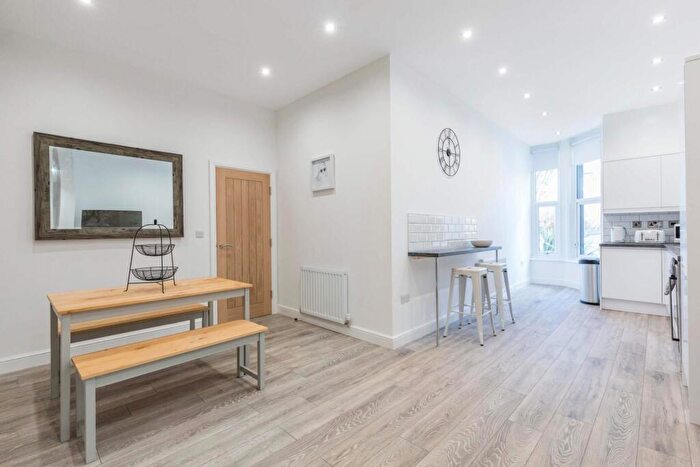 4 Bedroom House To Rent In Woodsley Road, Leeds, LS2