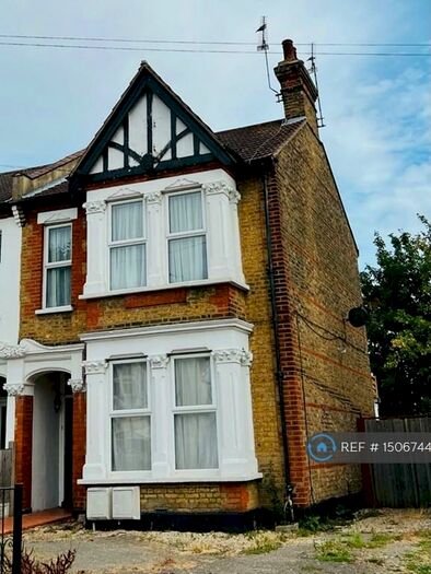 2 Bedroom Flat To Rent In Argyll Road, Westcliff-On-Sea, SS0