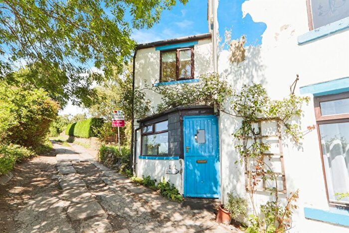 2 Bedroom End Of Terrace House For Sale In Lower Bankhouse, Pudsey, LS28