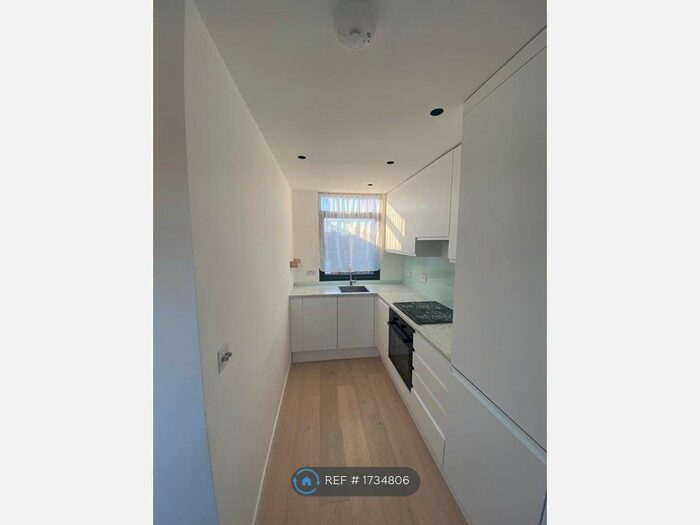 1 Bedroom Flat To Rent In Top Floor, London, W13