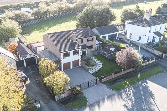 4 Bedroom Detached House For Sale In Great North Road, Pontefract, West Yorkshire, WF8