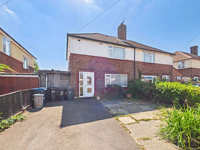 3 Bedroom Semi-Detached House For Sale In Harewood Gardens, South Croydon, CR2
