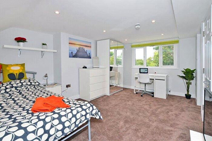 House Of Multiple Occupation To Rent In Oriental Road, Woking, Surrey, GU22