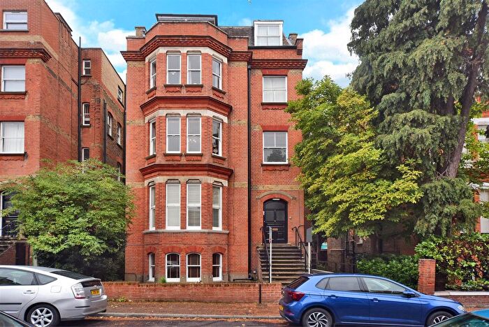 2 Bedroom Flat For Sale In Claremont Gardens, Surbiton, KT6