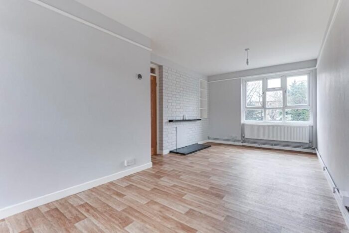 3 Bedroom Flat To Rent In Cricketfield Road, Hackney, E5