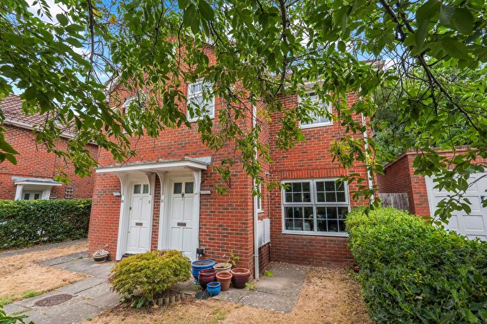 3 Bedroom Semi-detached House For Sale In Longcroft Gardens, Welwyn Garden City, AL8