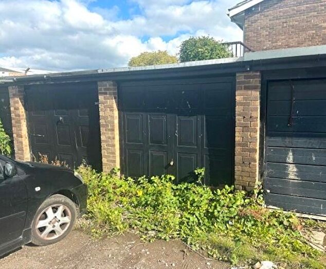 1 Bedroom Garage / Parking To Rent In Cedar Road, Kettering, NN16