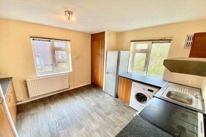 3 Bedroom Flat To Rent In Oakhall Court, London E11