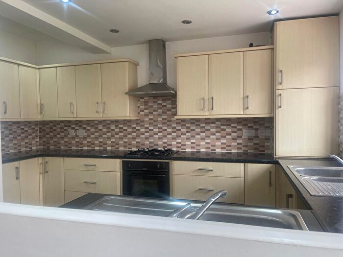 3 Bedroom Flat To Rent In Rayners Lane, Harrow, HA2