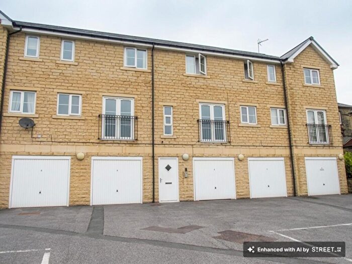 2 Bedroom Apartment For Sale In Saddleworth Road, Greetland, HX4