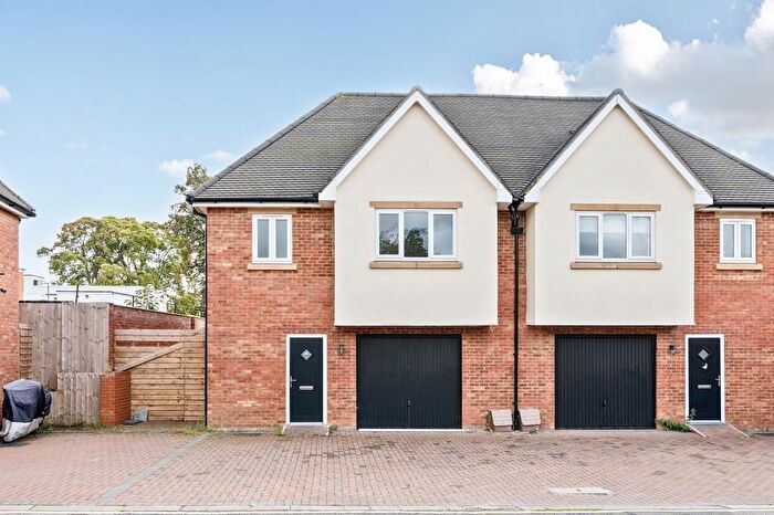 4 Bedroom Semi-Detached House To Rent In Banbury, Oxfordshire, OX16