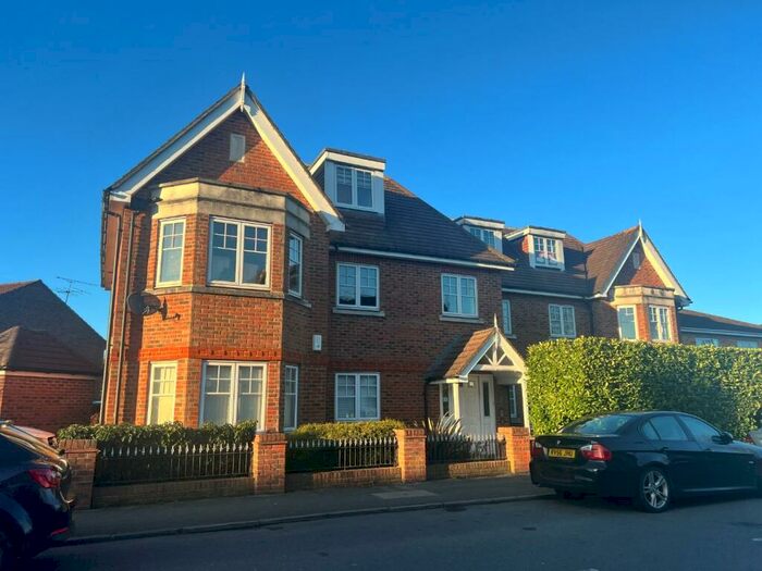 1 Bedroom Flat To Rent In High Road, Byfleet, KT14