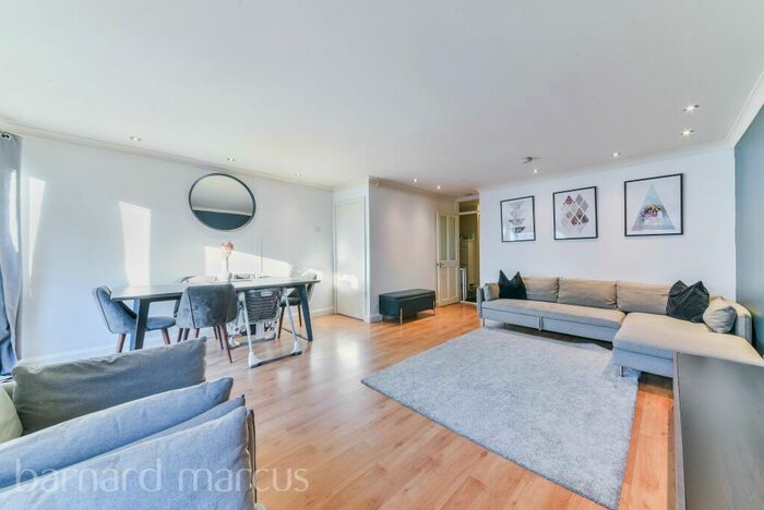 3 Bedroom House To Rent In Langcroft Close, Carshalton, SM5