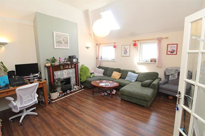 2 Bedroom Flat To Rent In Upper Kincraig Street, Roath, Cardiff, CF24