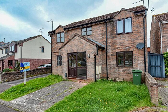 1 Bedroom Flat For Sale In The Brambles, Berkeley, GL13