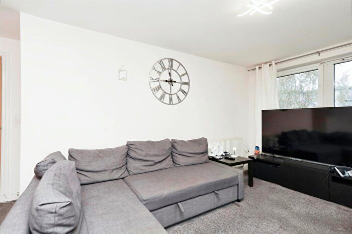 2 Bedroom Flat For Sale In Commonwealth Drive, Crawley, RH10