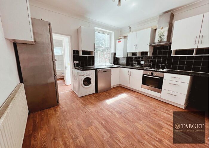3 Bedroom Terraced House To Rent In Wedderburn Road, Barking, IG11