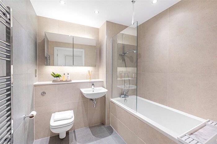 2 Bedroom Flat To Rent In Randalls Way, Leatherhead, Surrey, KT22