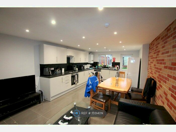 6 Bedroom Terraced House To Rent In De Beauvoir Road, Reading, RG1