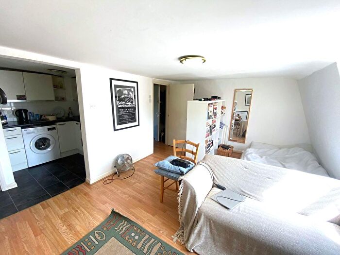 1 Bedroom Studio To Rent In E, Brixton Road, London, SW9