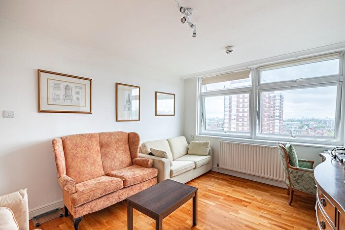 2 Bedroom Flat To Rent In Shepherds Court, Shepherds Bush, W12